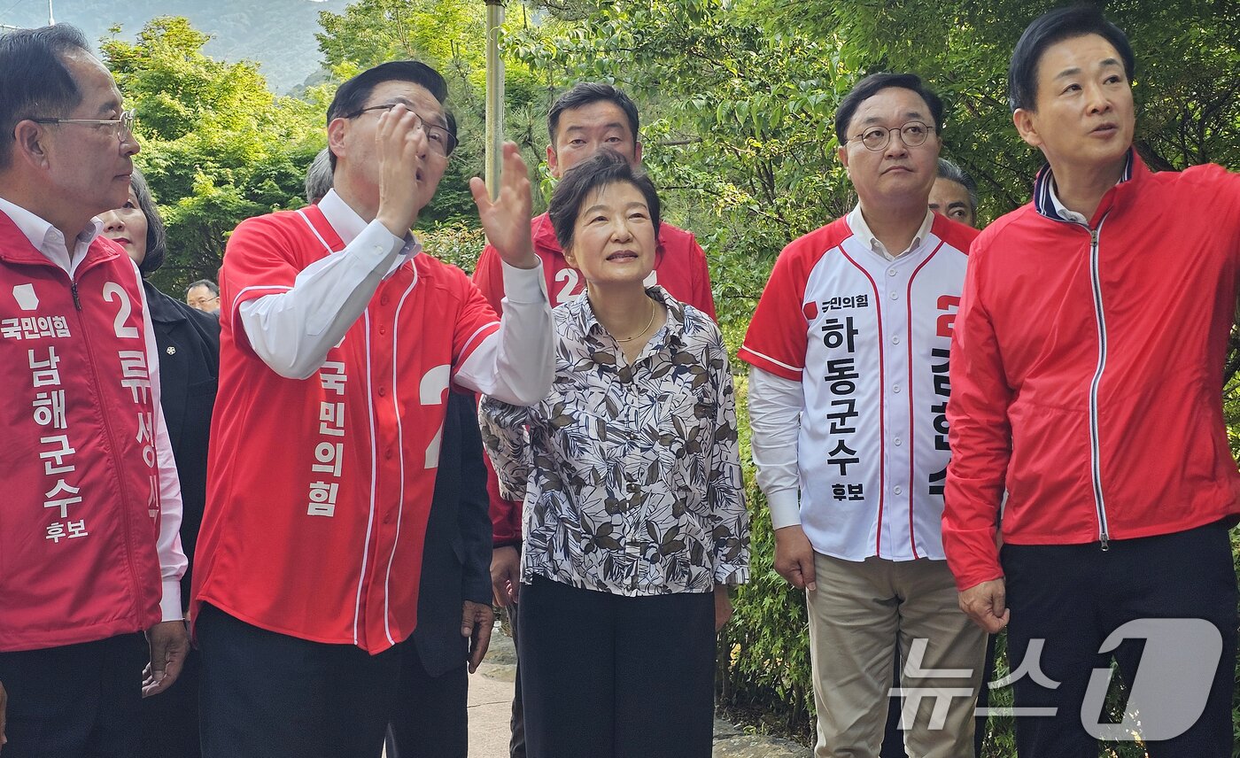 본문 이미지 - 박근혜 전 대통령이 29일 경남 남해군 충렬사를 방문하고 있다. 2026.5.29 ⓒ 뉴스1 한송학 기자
