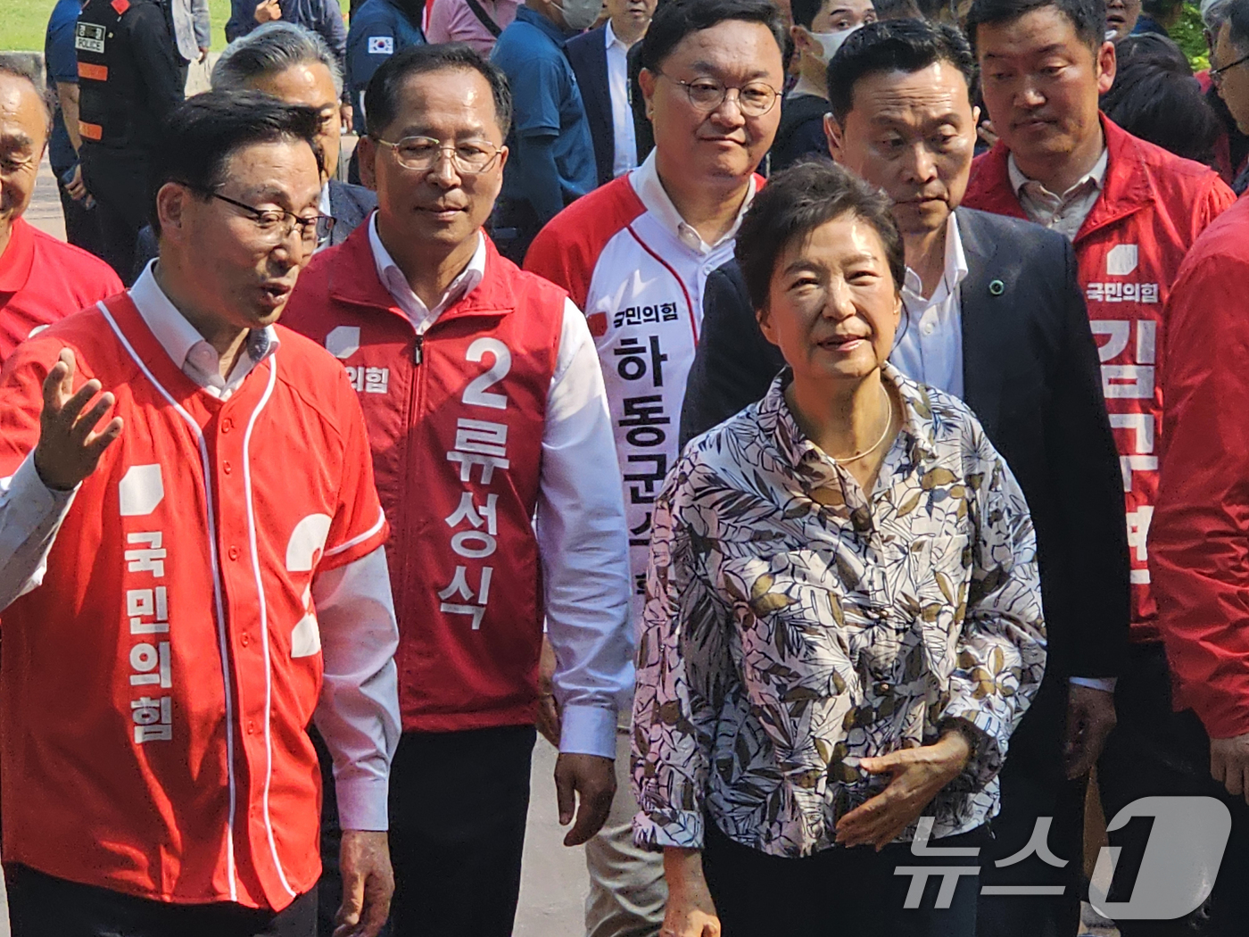 (남해=뉴스1) 한송학 기자 = 박근혜 전 대통령이 29일 경남 남해군 충렬사를 방문하고 있다.  2026.5.29/뉴스1