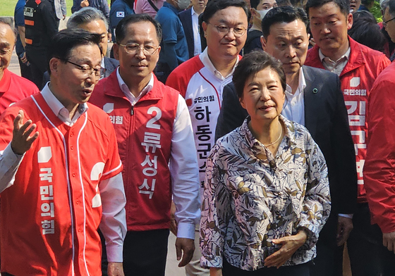 남해 충렬사 찾은 박근혜 전 대통령