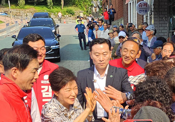 군민들과 인사 나누는 박근혜 전 대통령