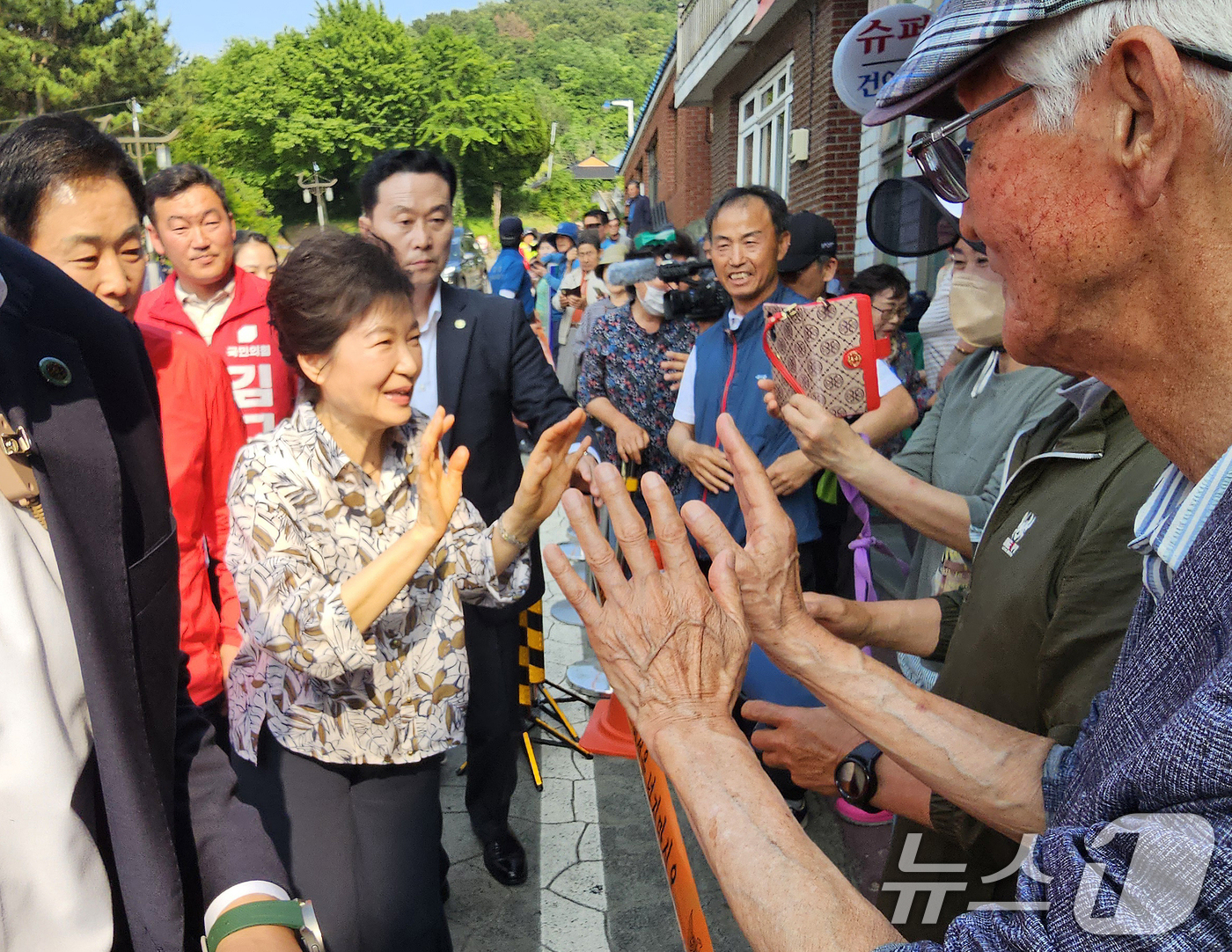 (남해=뉴스1) 한송학 기자 = 박근혜 전 대통령이 29일 경남 남해군 충렬사 일대에서 군민들과 인사하고 있다. 2026.5.29/뉴스1