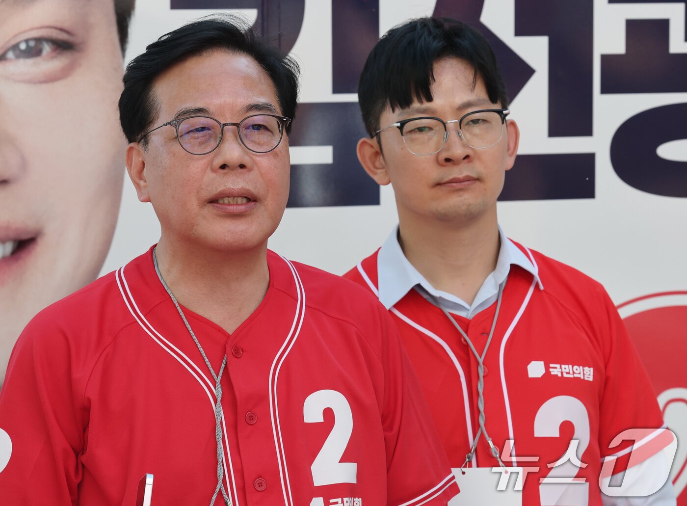 본문 이미지 - 송언석 국민의힘 원내대표가 29일 대전 한화생명볼파크앞에서 이재명 대통령 사전투표 관련 긴급 입장 발표를 하고 있다. 2026.5.29 ⓒ 뉴스1 김기태 기자