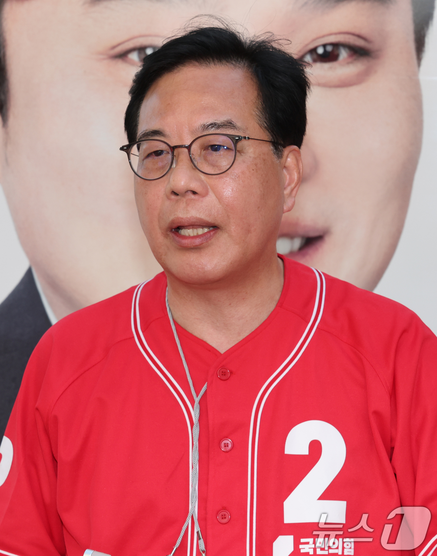 (대전=뉴스1) 김기태 기자 = 송언석 국민의힘 원내대표가 29일 대전 한화생명볼파크앞에서 이재명 대통령 사전투표 관련 긴급 입장 발표를 하고 있다.  2026.5.29/뉴스1