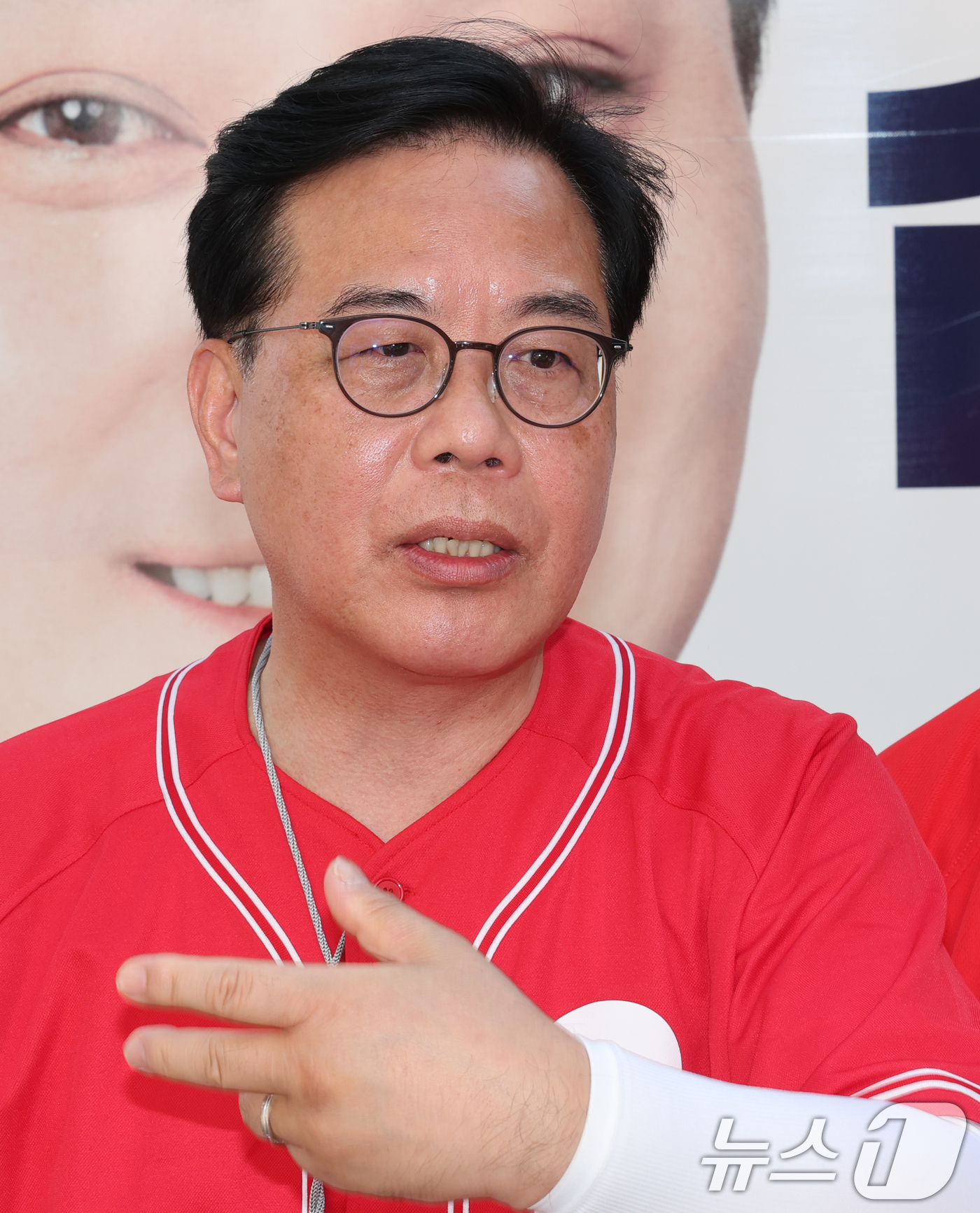 (대전=뉴스1) 김기태 기자 = 송언석 국민의힘 원내대표가 29일 대전 한화생명볼파크앞에서 이재명 대통령 사전투표 관련 긴급 입장 발표를 하고 있다.  2026.5.29/뉴스1
