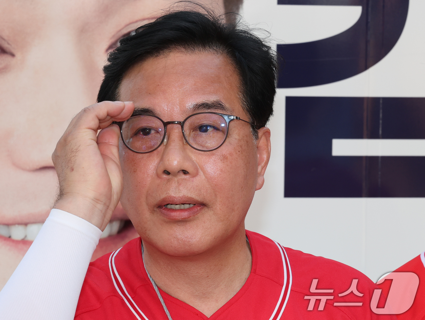 (대전=뉴스1) 김기태 기자 = 송언석 국민의힘 원내대표가 29일 대전 한화생명볼파크앞에서 이재명 대통령 사전투표 관련 긴급 입장 발표를 하고 있다.  2026.5.29/뉴스1