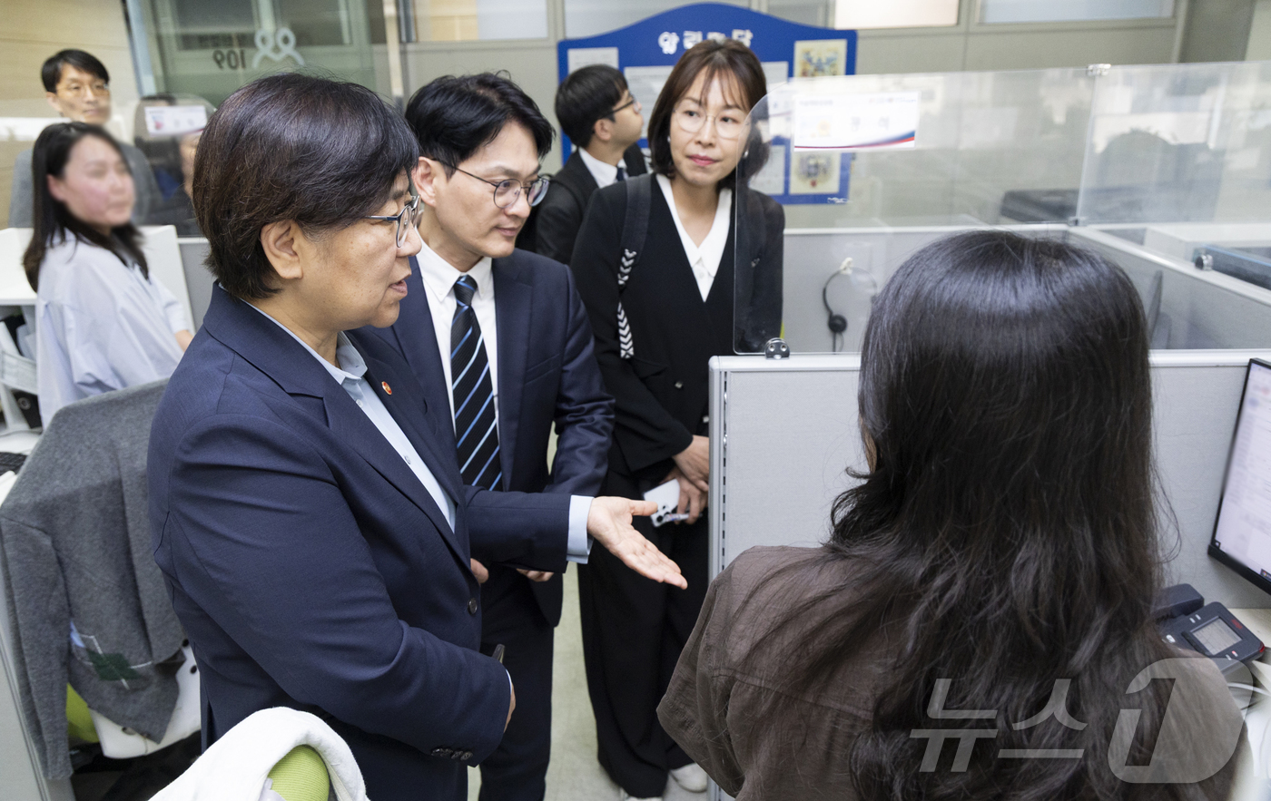 (서울=뉴스1) = 정은경 보건복지부 장관이 지난 29일 오후 '자살예방상담전화 109' 상담센터를 방문해 현장 운영 상황을 점검하고 있다. (보건복지부 제공. 재판매 및 DB 금 …