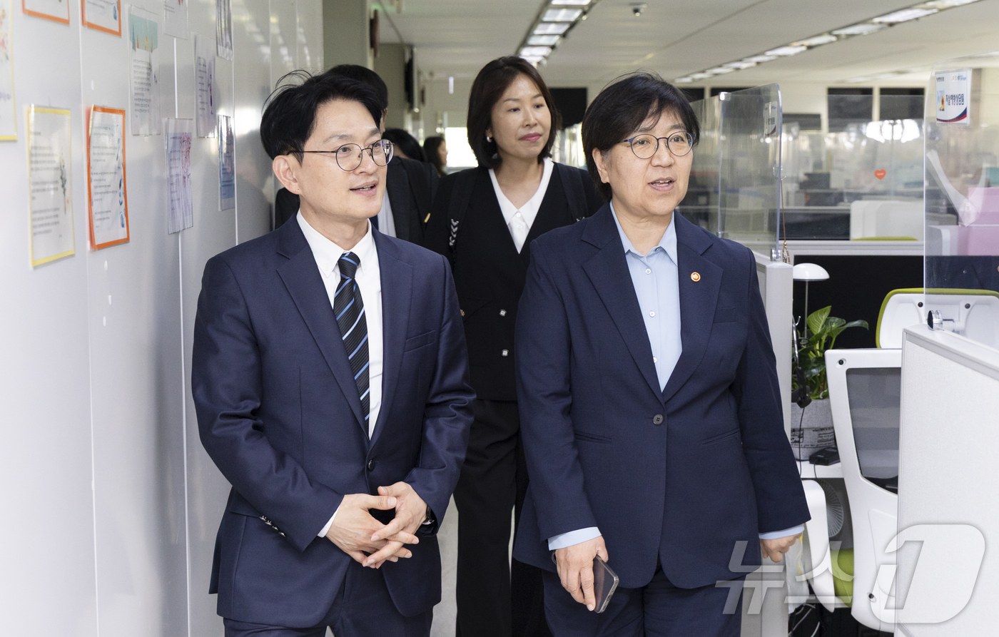 (서울=뉴스1) = 정은경 보건복지부 장관이 지난 29일 오후 '자살예방상담전화 109' 상담센터를 방문해 현장 운영 상황을 점검하고 있다. (보건복지부 제공. 재판매 및 DB 금 …