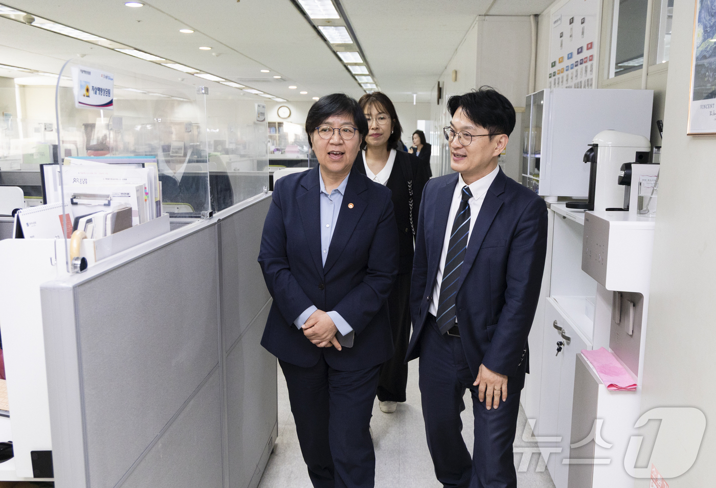 (서울=뉴스1) = 정은경 보건복지부 장관이 지난 29일 오후 '자살예방상담전화 109' 상담센터를 방문해 현장 운영 상황을 점검하고 있다. (보건복지부 제공. 재판매 및 DB 금 …