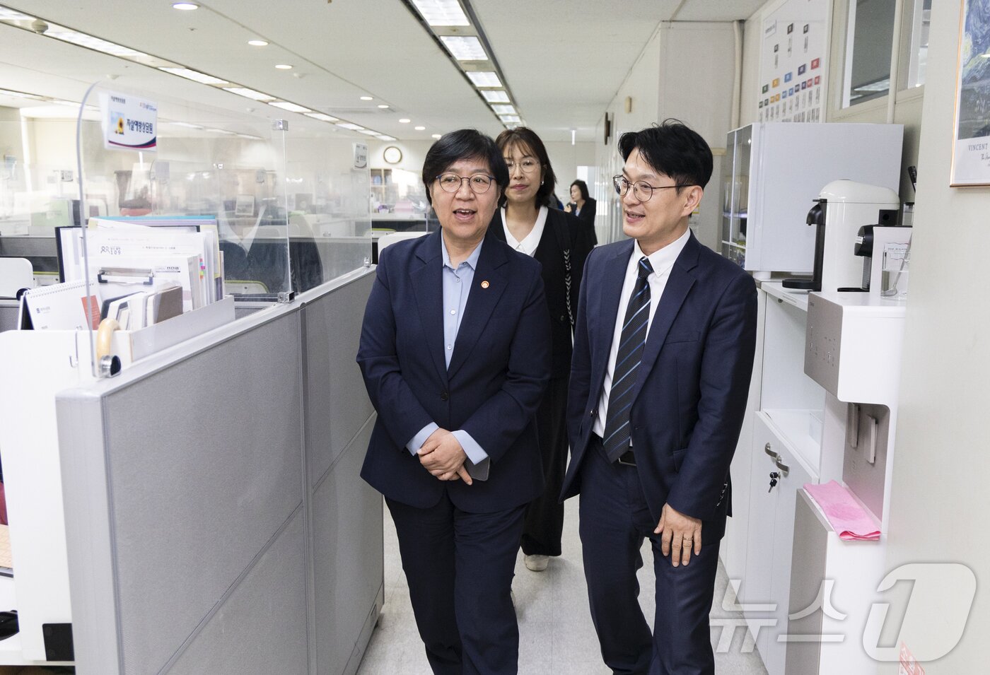 본문 이미지 - 정은경 보건복지부 장관이 지난 29일 오후 '자살예방상담전화 109' 상담센터를 방문해 현장 운영 상황을 점검하고 있다. (보건복지부 제공. 재판매 및 DB 금지) 2026.5.31 ⓒ 뉴스1