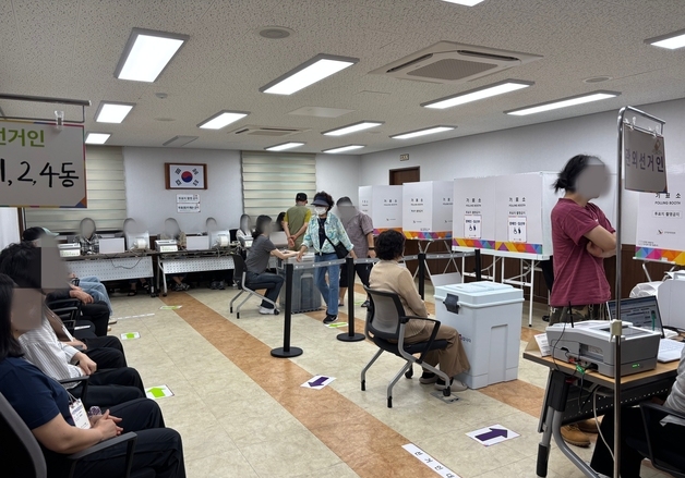"정치 잘 몰라도 투표는 의무죠"…오후에도 이어진 투표 행렬