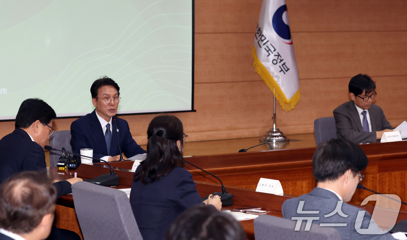 (서울=뉴스1) 김명섭 기자 = 김민석 국무총리가 29일 오후 서울 종로구 정부서울청사 별관에서 열린 국가기후대응위원회 전체회의에서 모두 발언을 하고 있다.  2026.5.29/뉴 …