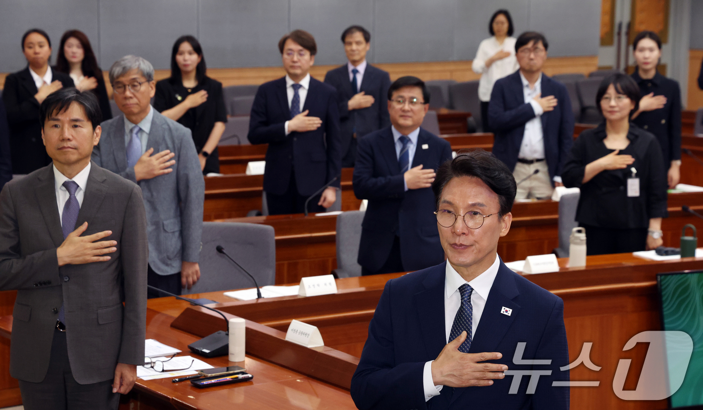(서울=뉴스1) 김명섭 기자 = 김민석 국무총리와 위원들이 29일 오후 서울 종로구 정부서울청사 별관에서 열린 국가기후대응위원회 전체회의에서 국기에 대한 경례를 하고 있다.  20 …