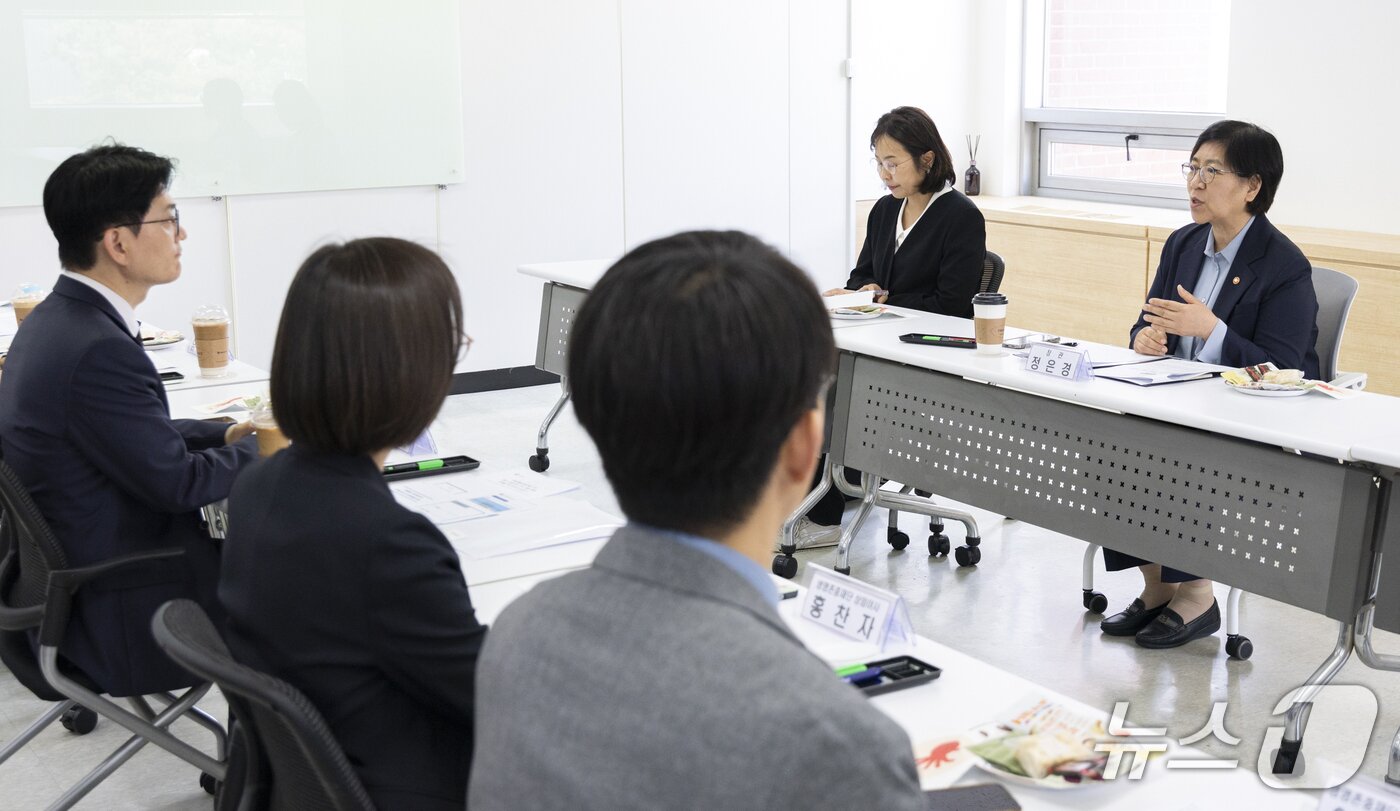본문 이미지 - 정은경 보건복지부 장관이 지난 29일 자살예방상담전화 109 상담현장을 점검하는 모습.(보건복지부 제공)