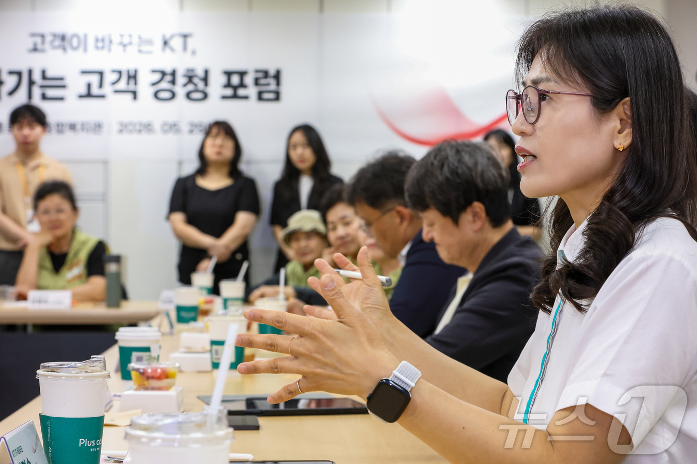 (서울=뉴스1) = KT(대표이사 박윤영)는 29일 종로노인종합복지관에서 ‘제2회 고객경청포럼’을 개최했다. 이번 포럼에서 KT는 고령층 고객들이 일상에서 겪는 통신서비스 이용의 …
