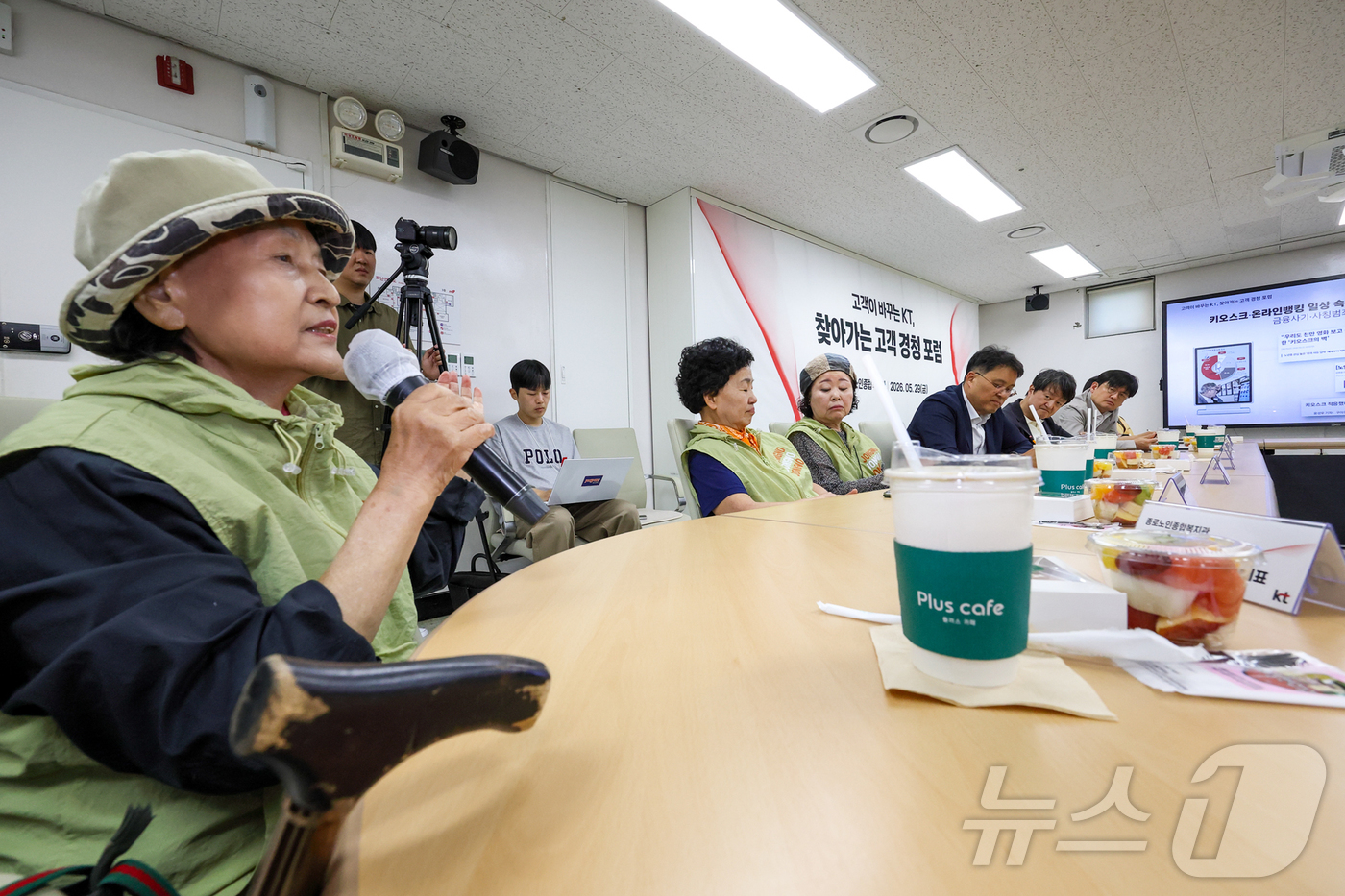 (서울=뉴스1) = KT(대표이사 박윤영)는 29일 종로노인종합복지관에서 ‘제2회 고객경청포럼’을 개최했다. 이번 포럼에서 KT는 고령층 고객들이 일상에서 겪는 통신서비스 이용의 …