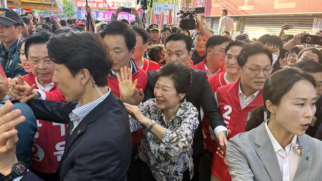 창원 마산어시장 찾은 박근혜…시민·상인 '인산인해'