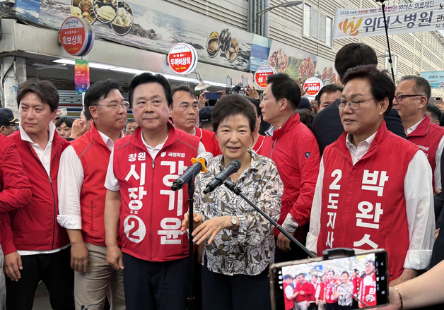 마산어시장 찾은 박근혜, 박완수·강기윤 지원