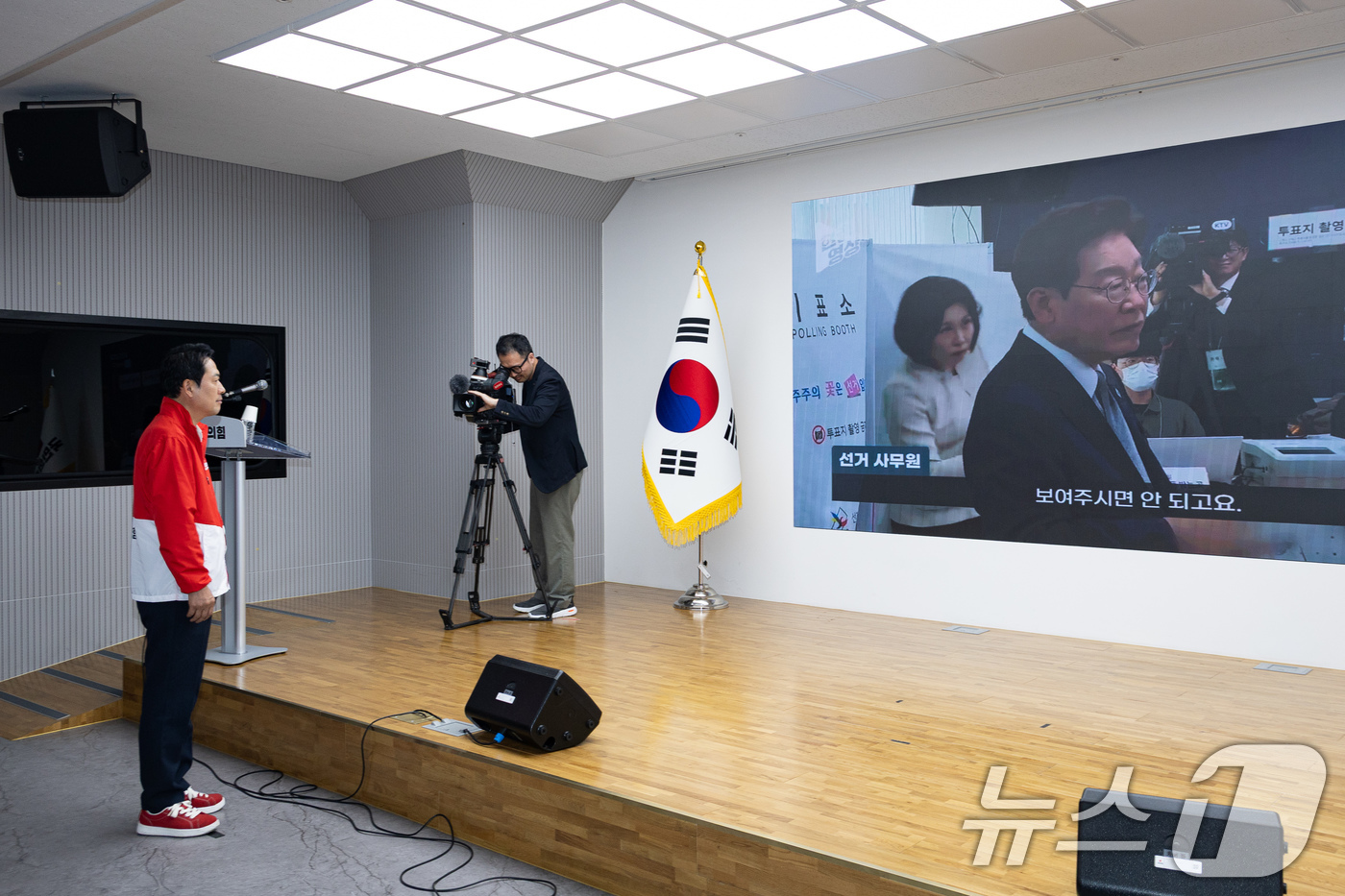 (서울=뉴스1) 유승관 기자 = 장동혁 국민의힘 대표가 29일 서울 여의도 중앙당사에서 기자회견에 앞서 이재명 대통령이 6·3 지방선거 및 국회의원 재보궐선거 사전투표 과정에서 기 …