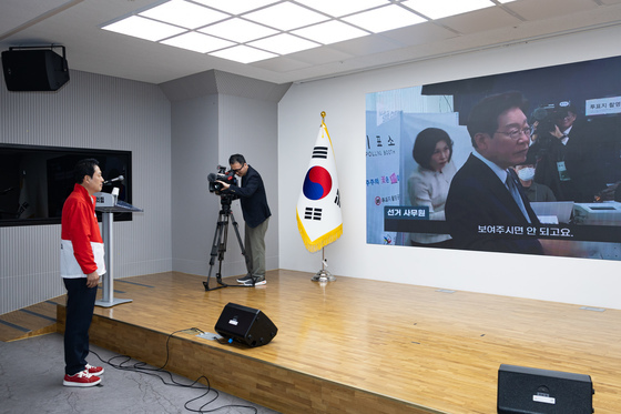 李대통령 사전투표 기표 문의 영상 바라보는 장동혁 대표
