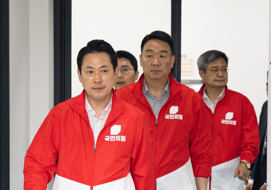 기자회견 들어서는 장동혁 대표