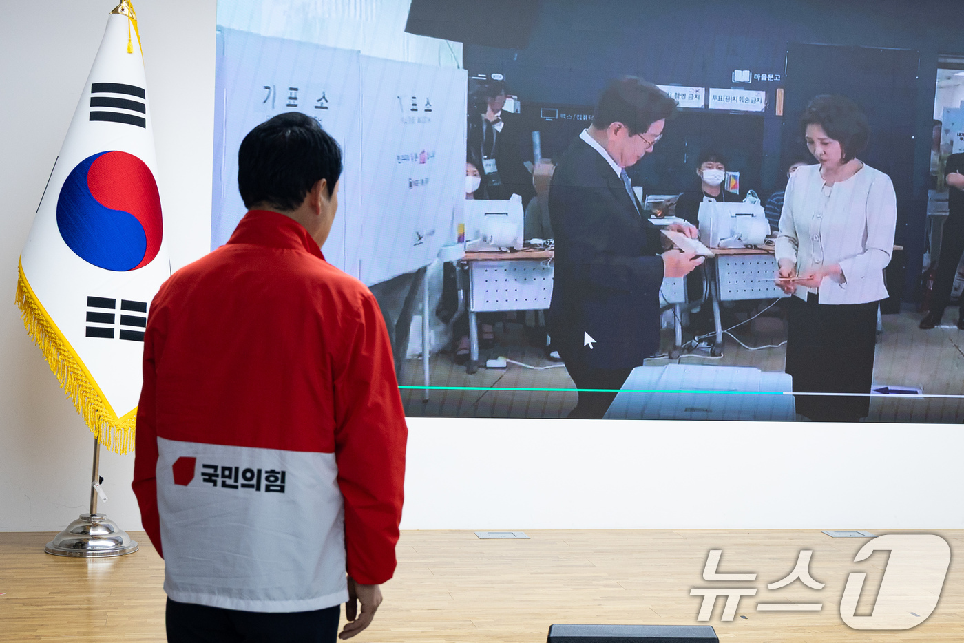 (서울=뉴스1) 유승관 기자 = 장동혁 국민의힘 대표가 29일 서울 여의도 중앙당사에서 기자회견에 앞서 이재명 대통령이 6·3 지방선거 및 국회의원 재보궐선거 사전투표 과정에서 기 …