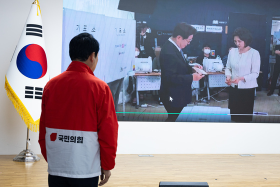 이재명 대통령 부부 사전투표 영상 바라보는 장동혁 대표