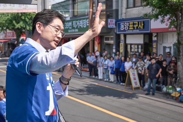 사전투표 첫날 김해·양산 찾은 김경수…접전 속 지지층 결집 '총력'