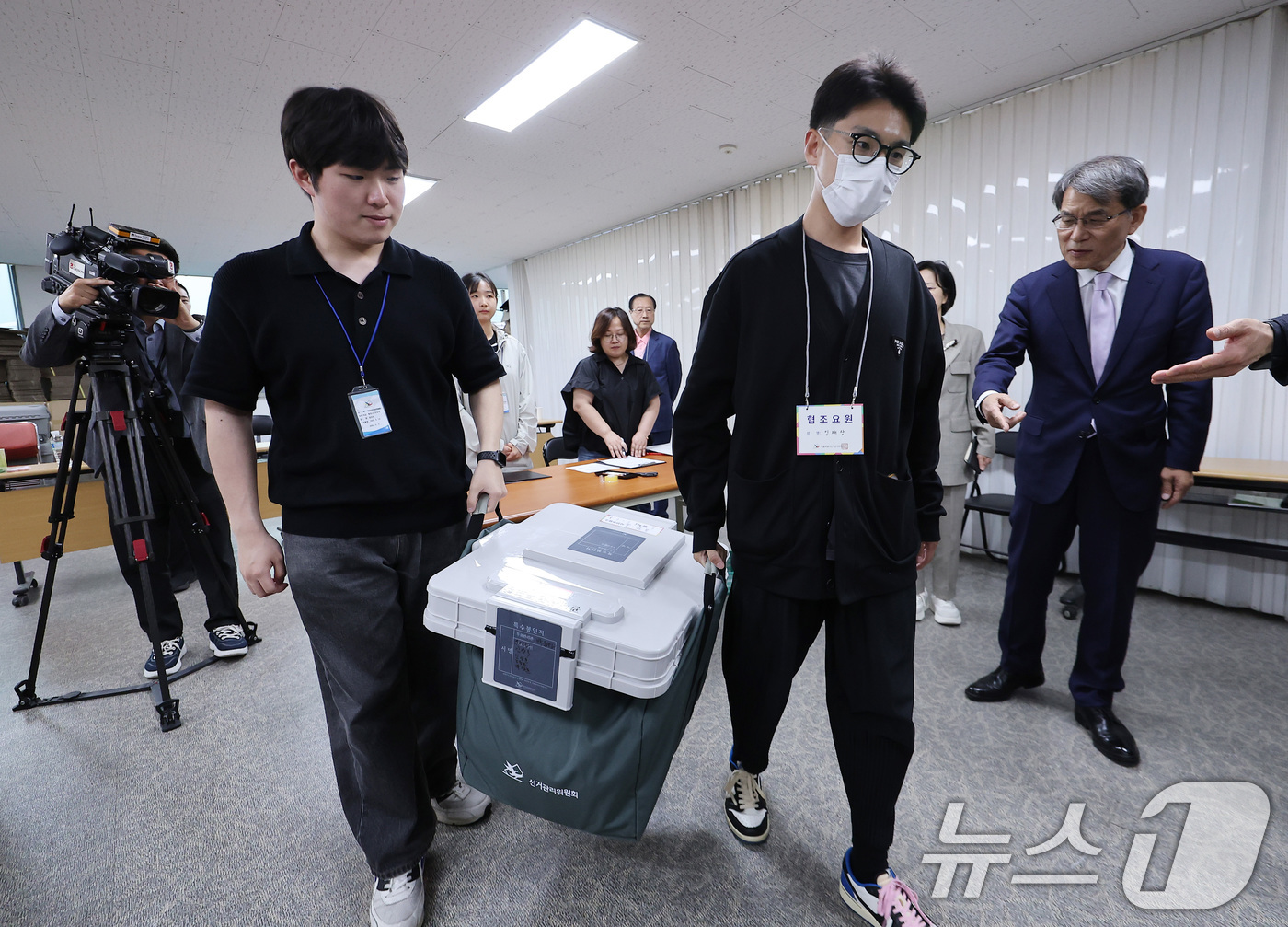 (서울=뉴스1) 김성진 기자 = 노태악 중앙선거관리위원장이 29일 서울 용산구선거관리위원회에서 관내사전투표 접수 및 보관상황을 참관하고 있다. 2026.5.29/뉴스1