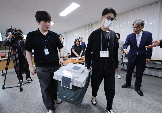 관내사전투표 접수 참관하는 노태악 선관위원장