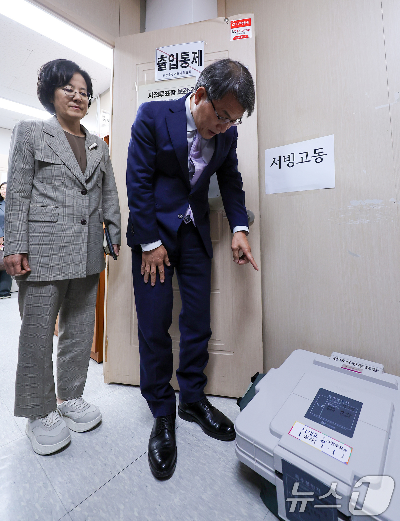 (서울=뉴스1) 김성진 기자 = 노태악 중앙선거관리위원장이 29일 서울 용산구선거관리위원회에서 관내사전투표 접수 및 보관상황을 참관하고 있다. 2026.5.29/뉴스1