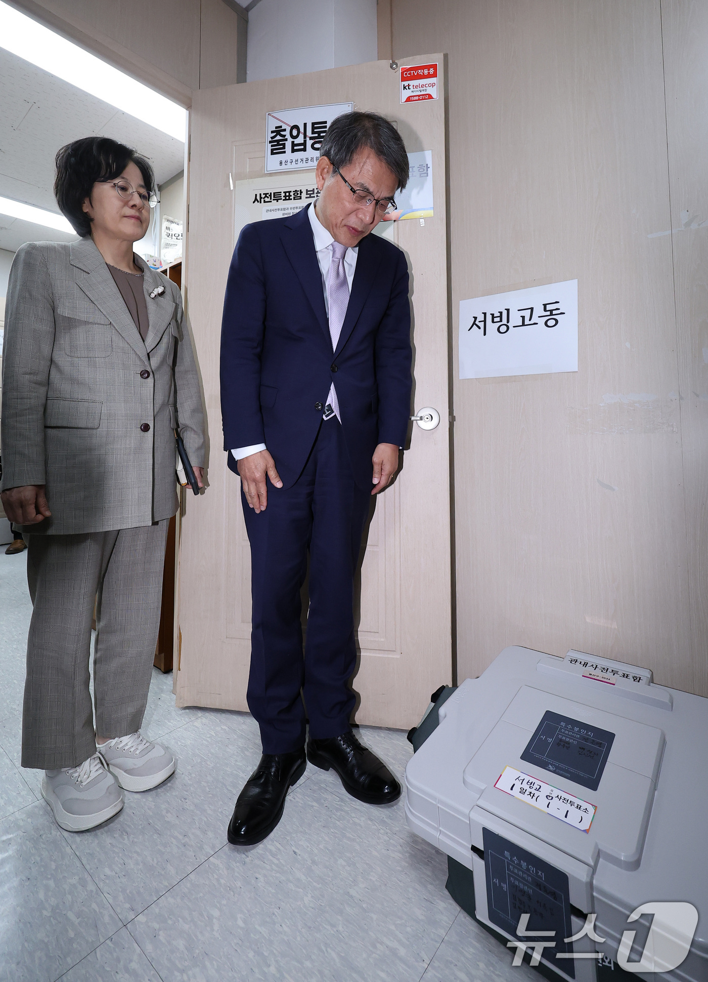 (서울=뉴스1) 김성진 기자 = 노태악 중앙선거관리위원장이 29일 서울 용산구선거관리위원회에서 관내사전투표 접수 및 보관상황을 참관하고 있다. 2026.5.29/뉴스1