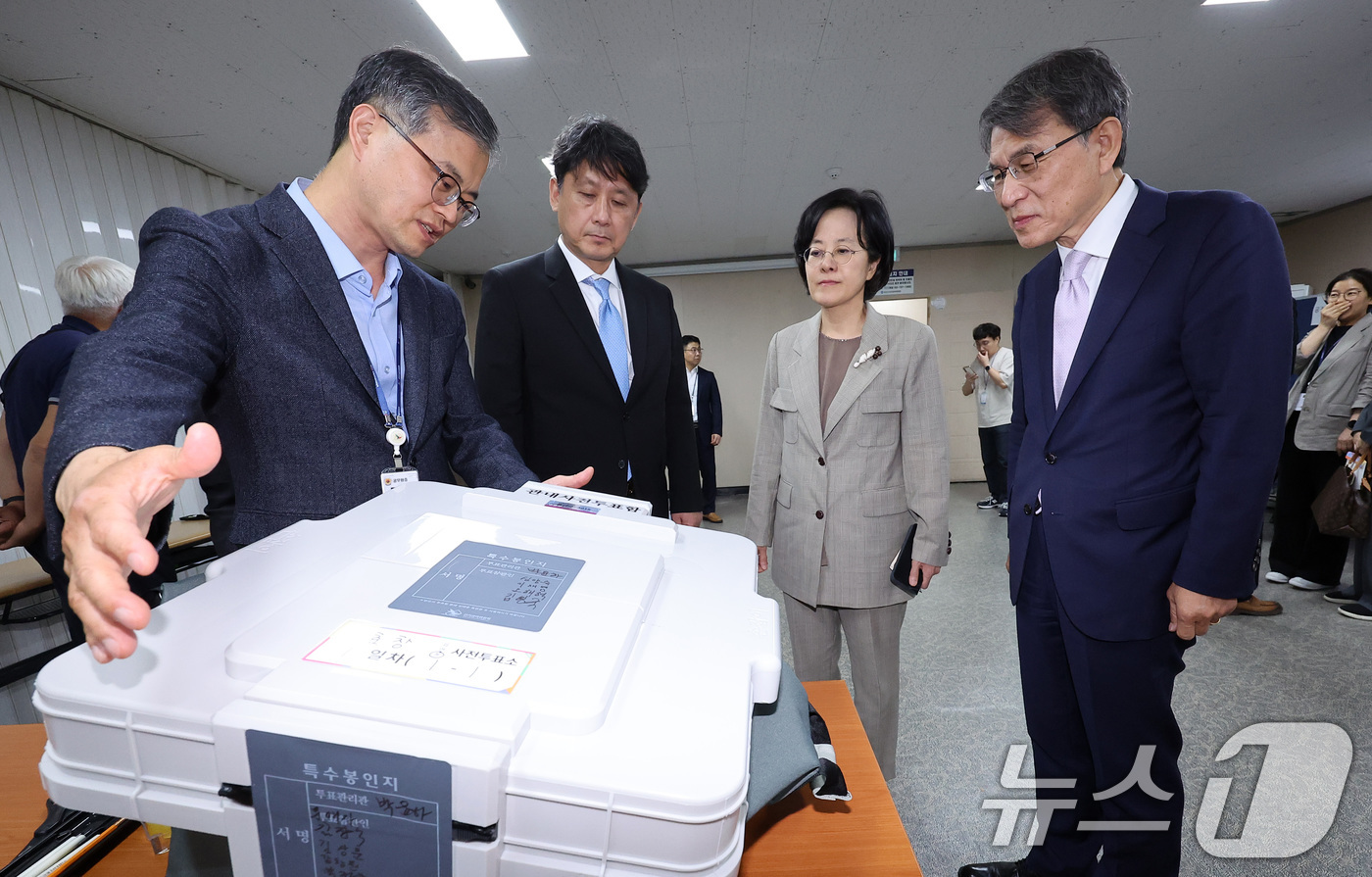 (서울=뉴스1) 김성진 기자 = 노태악 중앙선거관리위원장이 29일 서울 용산구선거관리위원회에서 관내사전투표 접수 및 보관상황을 참관하고 있다. 2026.5.29/뉴스1