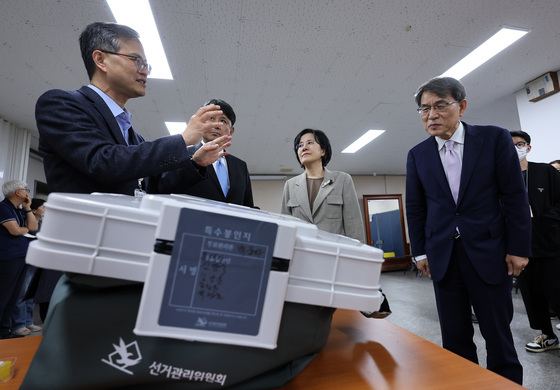 관내사전투표 접수 참관하는 노태악 선관위원장