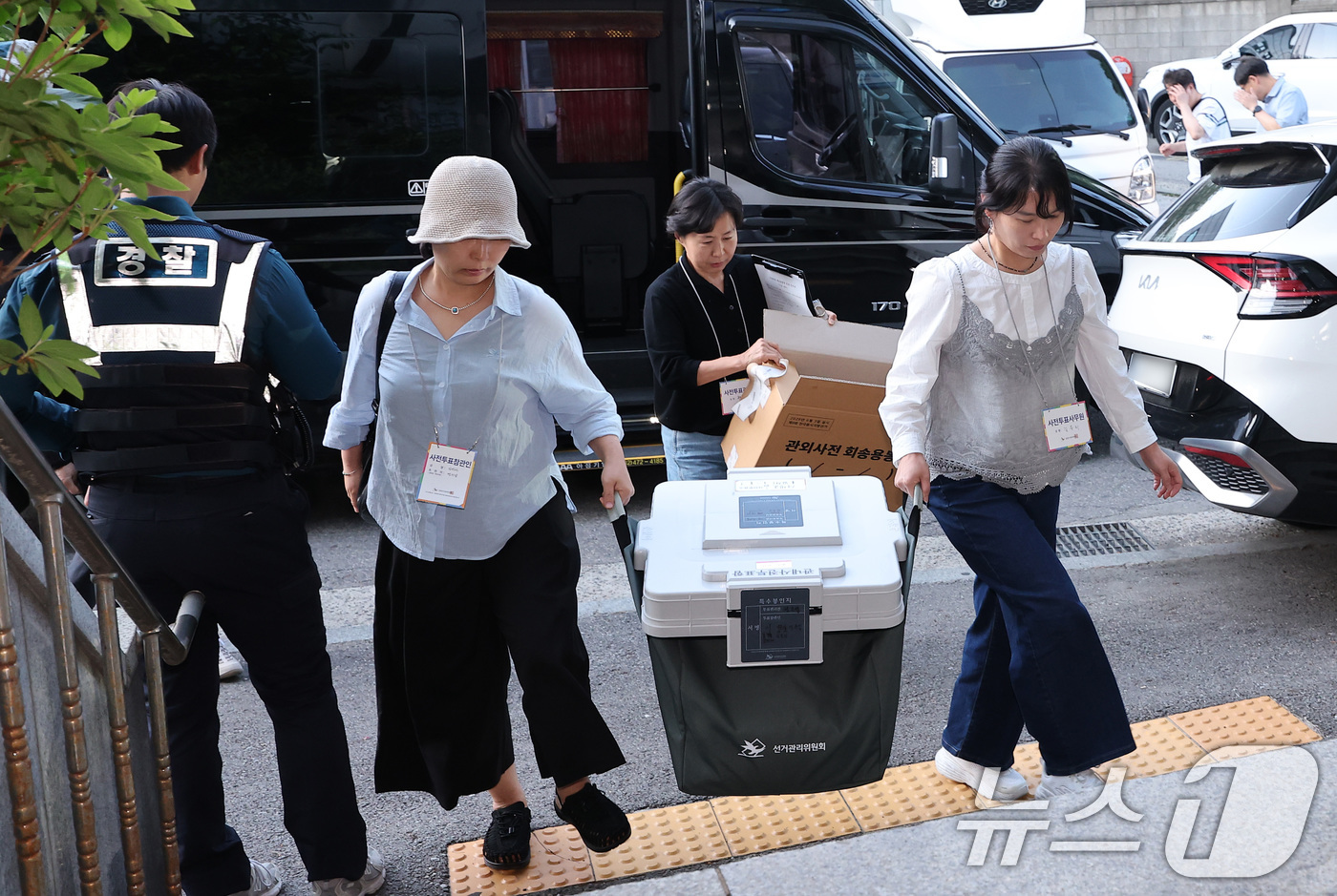 (서울=뉴스1) 김성진 기자 = 29일 서울 용산구선거관리위원회에서 사전투표 참관인과 사무원이 6.3지방선거 관내사전투표함을 인계하고 있다. 2026.5.29/뉴스1