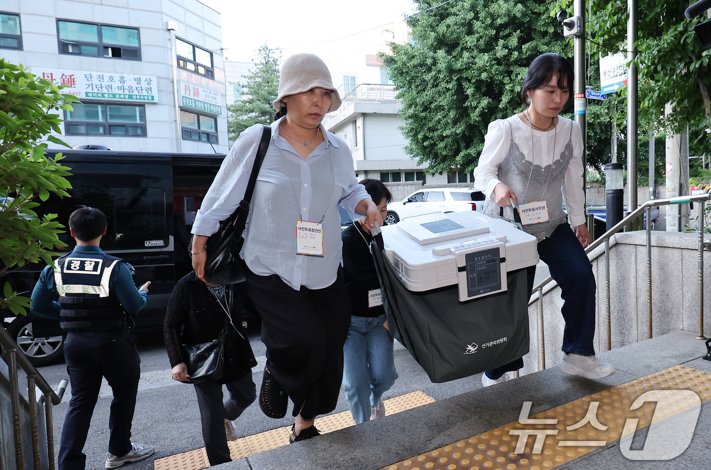 (서울=뉴스1) 김성진 기자 = 29일 서울 용산구선거관리위원회에서 사전투표 참관인과 사무원이 6.3지방선거 관내사전투표함을 인계하고 있다. 2026.5.29/뉴스1