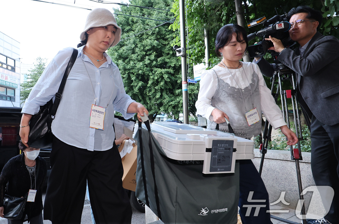 (서울=뉴스1) 김성진 기자 = 29일 서울 용산구선거관리위원회에서 사전투표 참관인과 사무원이 6.3지방선거 관내사전투표함을 인계하고 있다. 2026.5.29/뉴스1