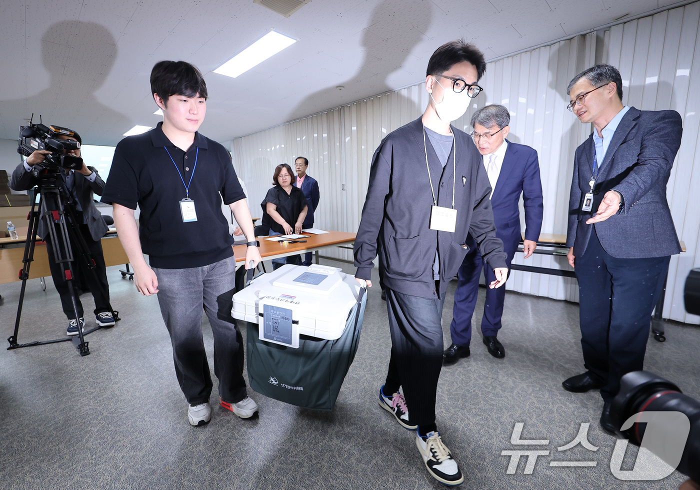 (서울=뉴스1) 김성진 기자 = 29일 서울 용산구선거관리위원회에서 사전투표 참관인과 사무원이 6.3지방선거 관내사전투표함을 보관 장소로 옮기고 있다. 2026.5.29/뉴스1