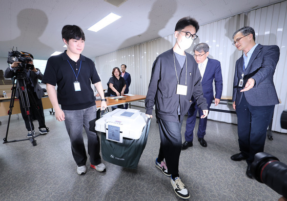 보관 장소로 옮겨지는 관내사전투표함