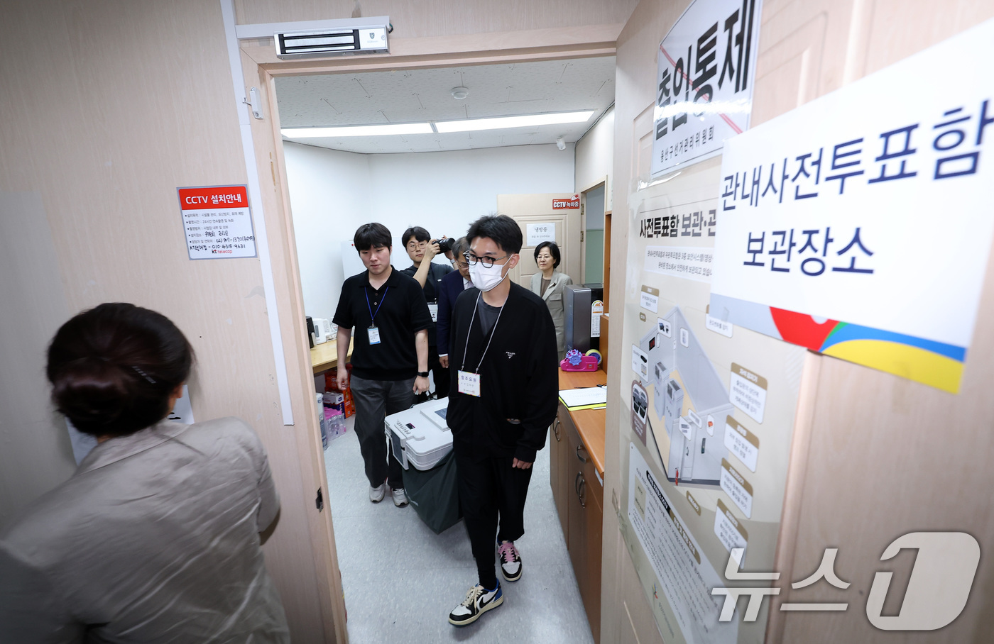 (서울=뉴스1) 김성진 기자 = 29일 서울 용산구선거관리위원회에서 사전투표 참관인과 사무원이 6.3지방선거 관내사전투표함을 보관 장소로 옮기고 있다. 2026.5.29/뉴스1