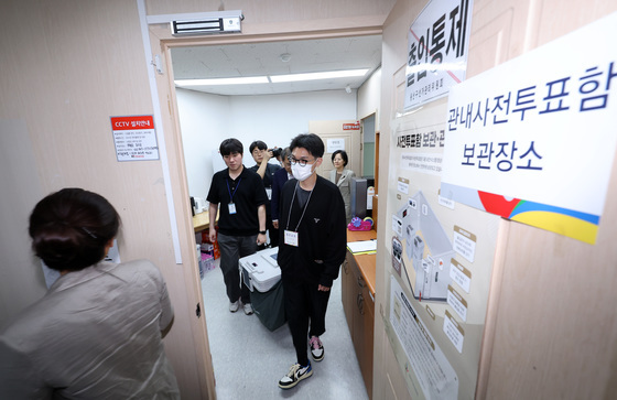 보관 장소로 옮겨지는 6.3지방선거 관내사전투표함