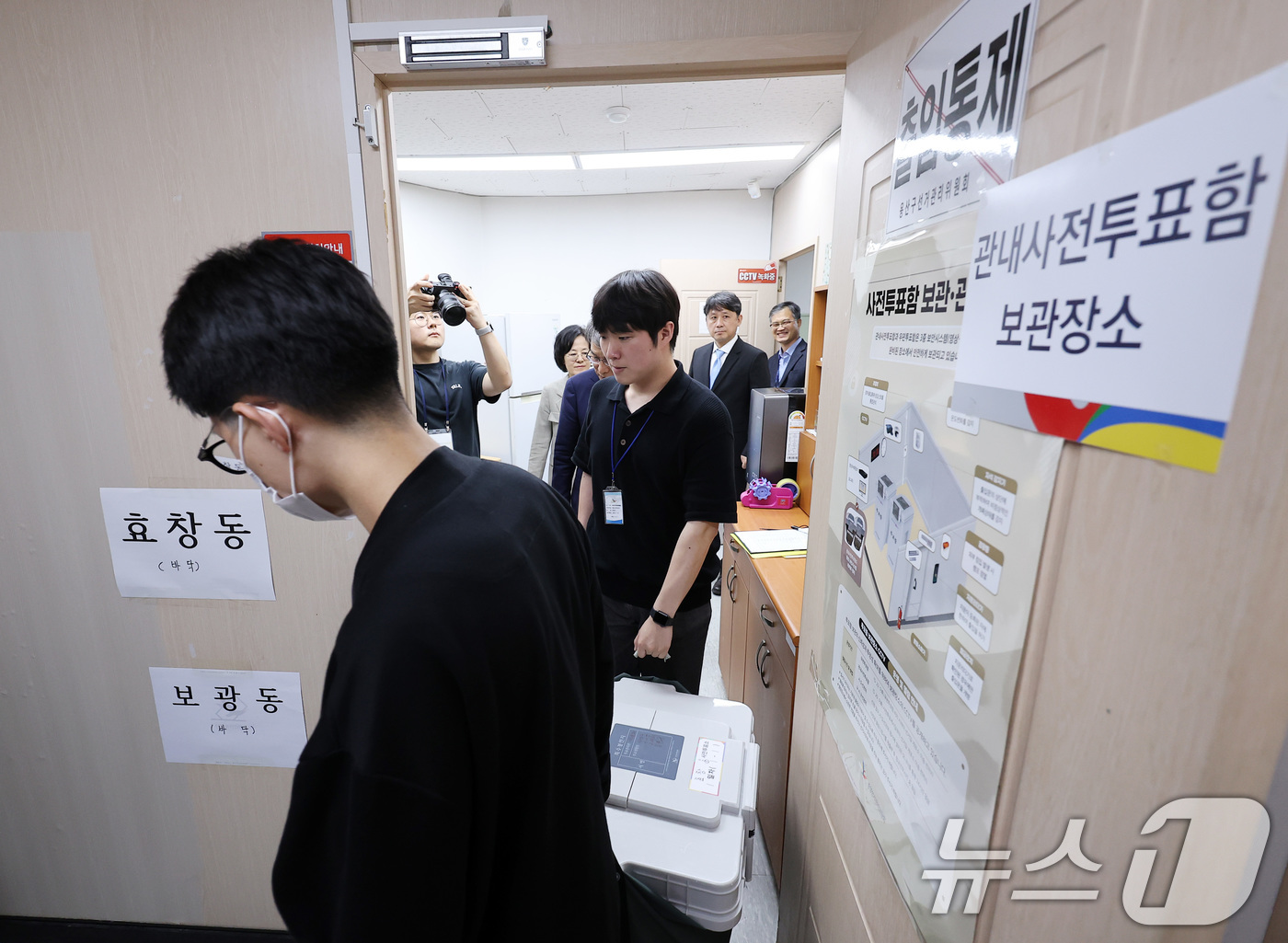 (서울=뉴스1) 김성진 기자 = 29일 서울 용산구선거관리위원회에서 사전투표 참관인과 사무원이 6.3지방선거 관내사전투표함을 보관 장소로 옮기고 있다. 2026.5.29/뉴스1