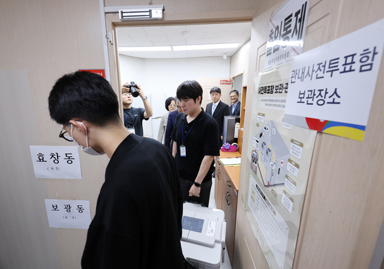 보관 장소로 옮겨지는 6.3지방선거 관내사전투표함