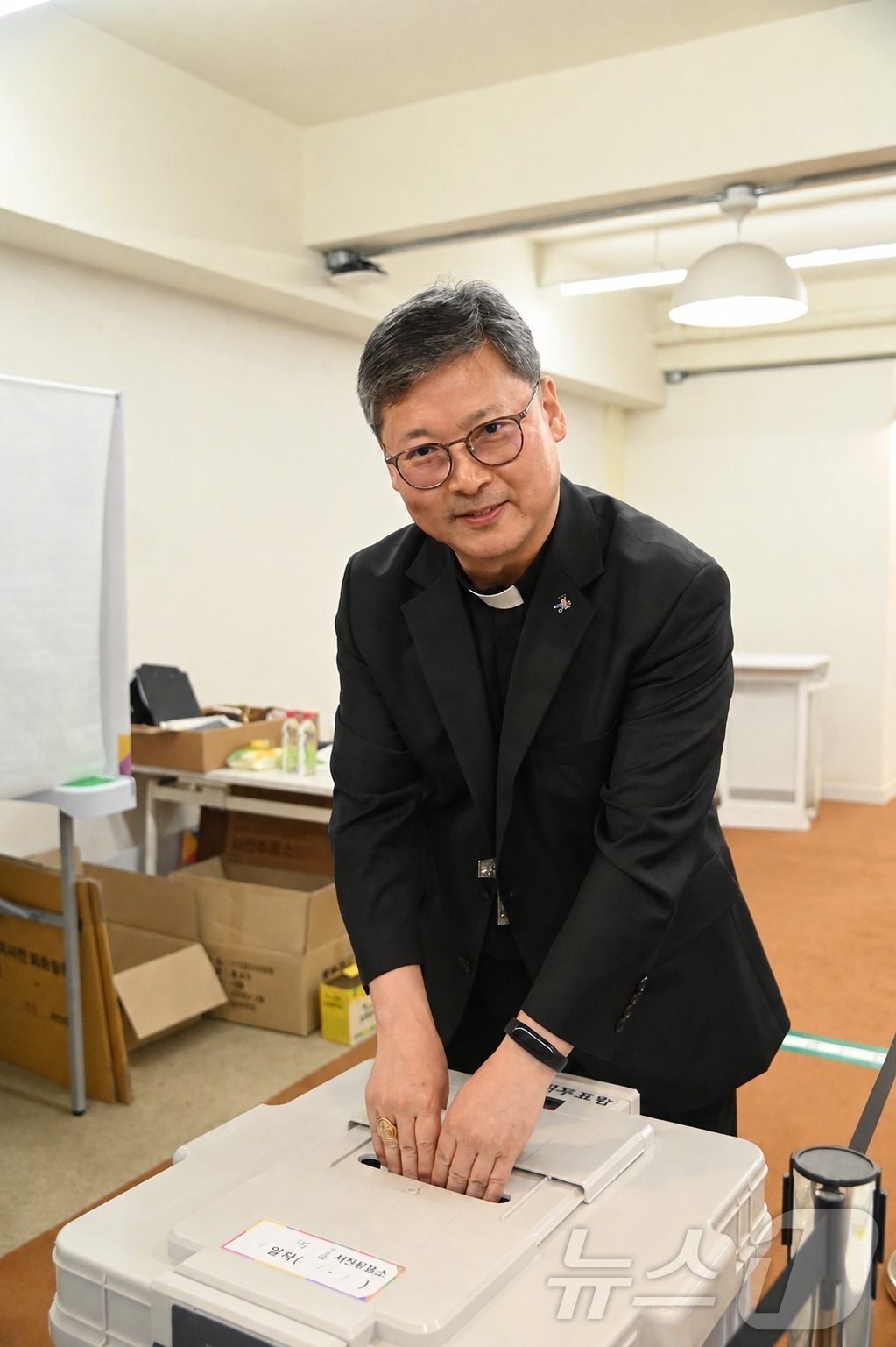 (서울=뉴스1) = 천주교 서울대교구장 정순택 대주교가 제9회 전국동시지방선거 및 국회의원 재·보궐 선거 사전 투표 첫날인 29일 오후 서울 중구 명동주민센터에 마련된 사전투표소를 …