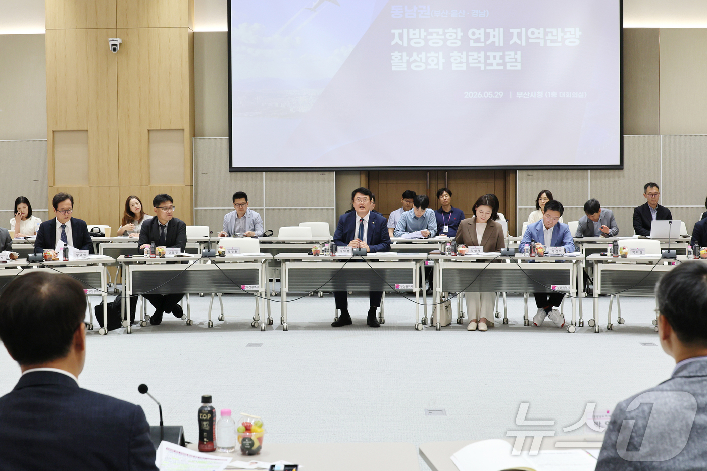 (서울=뉴스1) = 김대현 문화체육관광부 제2차관이 29일 부산시청에서 열린 지방공항 연계 지역 관광 활성화 협력 포럼에 참석해 인사말을 하고 있다. (부산시청 제공. 재판매 및 …