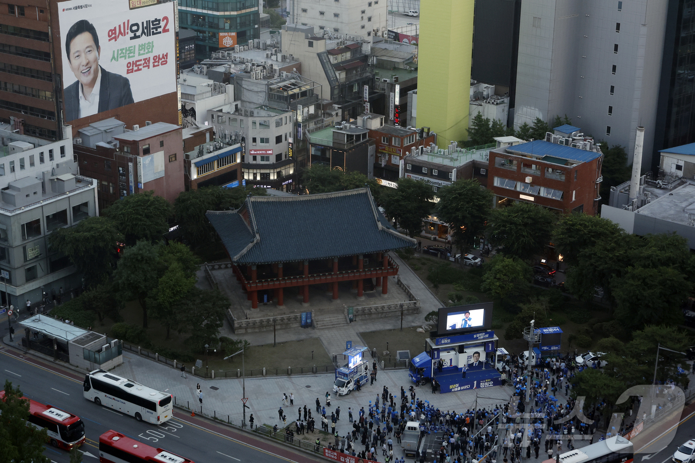 (서울=뉴스1) 박정호 기자 = 정원오 더불어민주당 서울시장 후보가 29일 오후 서울 종로구 보신각 앞에서 가진 집중유세에서 연설을 하고 있다. 보신각 뒤로 오세훈 국민의힘 서울시 …