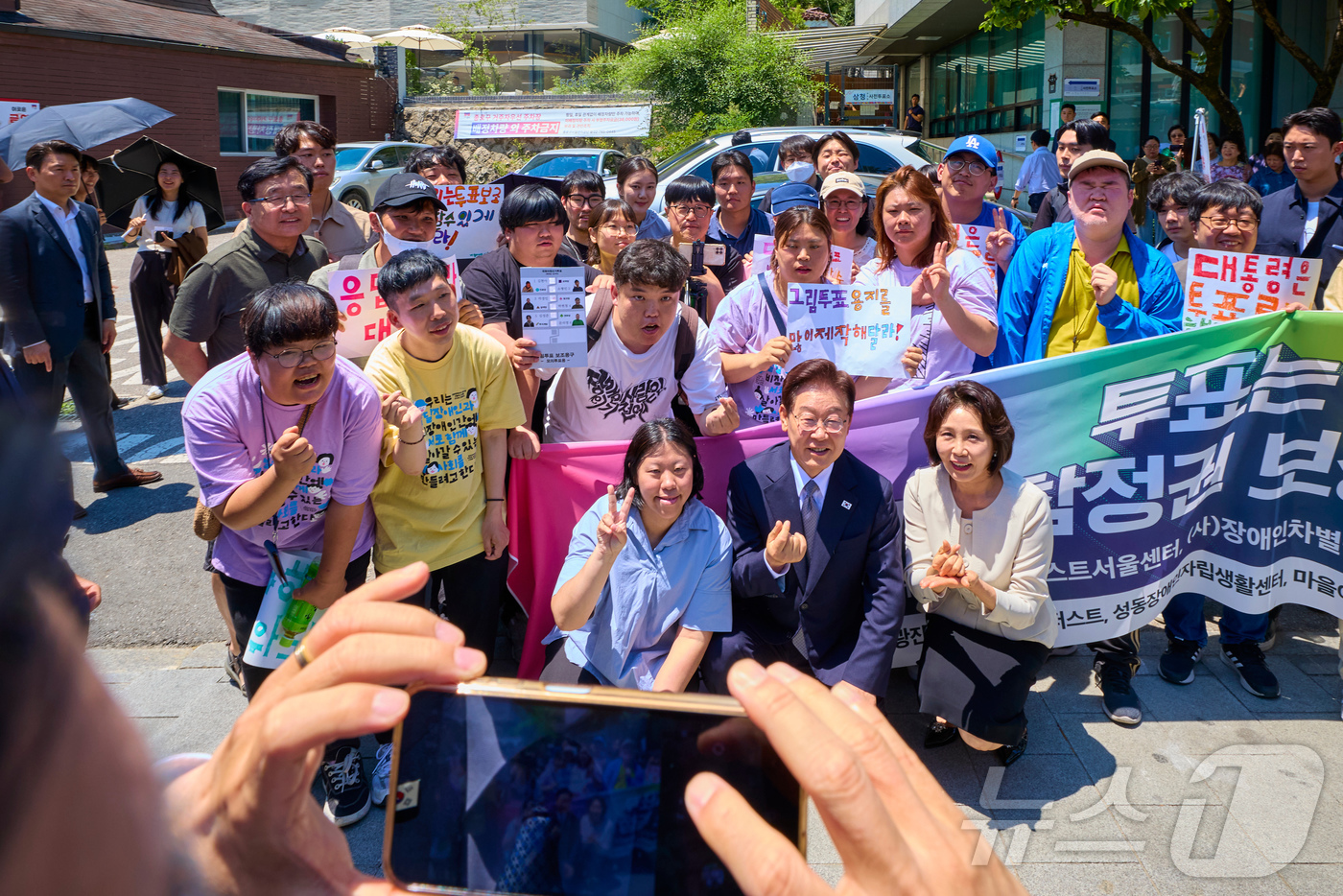(서울=뉴스1) 허경 기자 = 이재명 대통령과 김혜경 여사가 29일 제9회 전국동시지방선거 사전투표를 하기 위해 서울 종로구 삼청동 주민센터에 마련된 투표소로 향하며 발달장애인 투 …