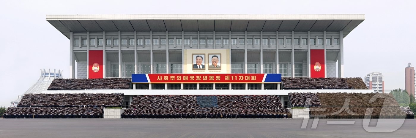 (평양 노동신문=뉴스1) = 북한 노동당 기관지 노동신문은 3일 "김정은 동지께서 5월 2일 사회주의애국청년동맹 제11차 대회 참가자들을 만나주셨다"고 보도했다. 김재룡·리일환·주 …