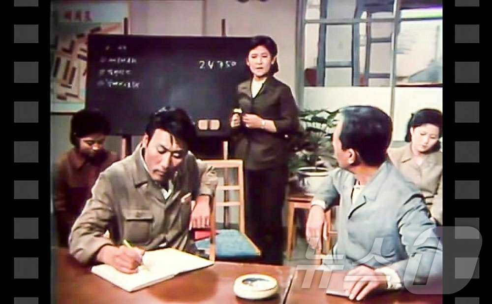 (평양 노동신문=뉴스1) = 북한 노동당 기관지 노동신문은 3일 예술영화 '청춘의 심장'에 나오는 명대사를 언급하며 "우리에게는 오직 당과 혁명의 요구를 관철하기 위하여 고동치는 …