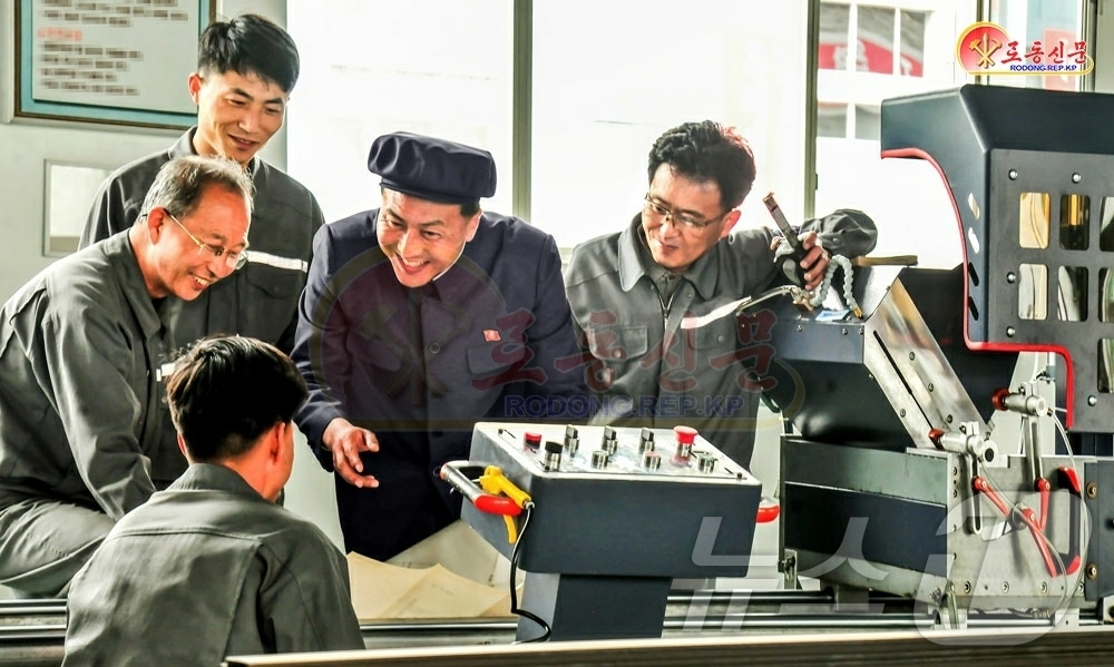 (평양 노동신문=뉴스1) = 북한 노동당 기관지 노동신문은 3일 만경대애국늄(알루미늄) 창공장의 초급당일꾼(간부)이 기술자들과 함께 생산 장성의 방도를 토의하고 있다고 선전했다. …