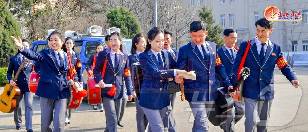 (평양 노동신문=뉴스1) = 북한 노동당 기관지 노동신문은 3일 송림시기동예술선동대원들이 "들끓는 생산현장으로 달려나가고 있다"고 선전했다. [국내에서만 사용가능. 재배포 금지. …